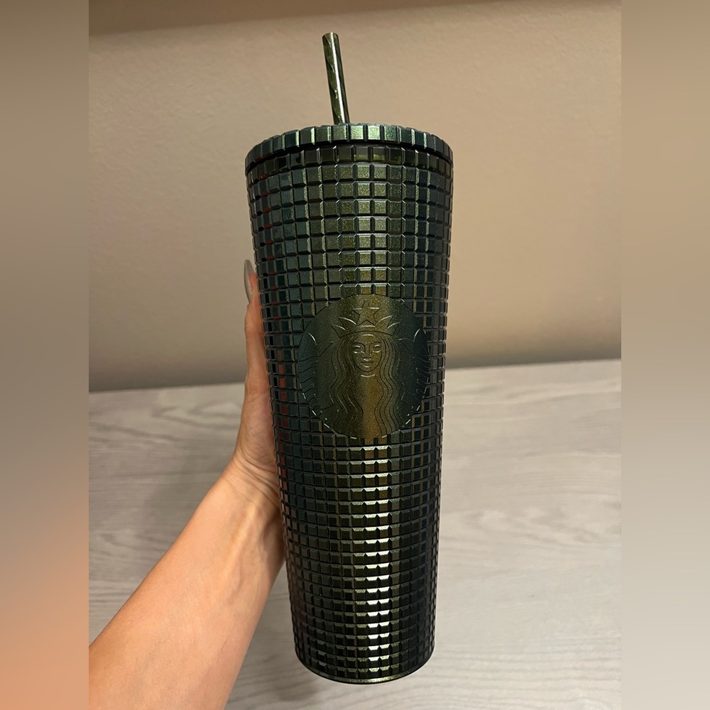 Starbucks limited edition release. Army green Venti size. Never been used.